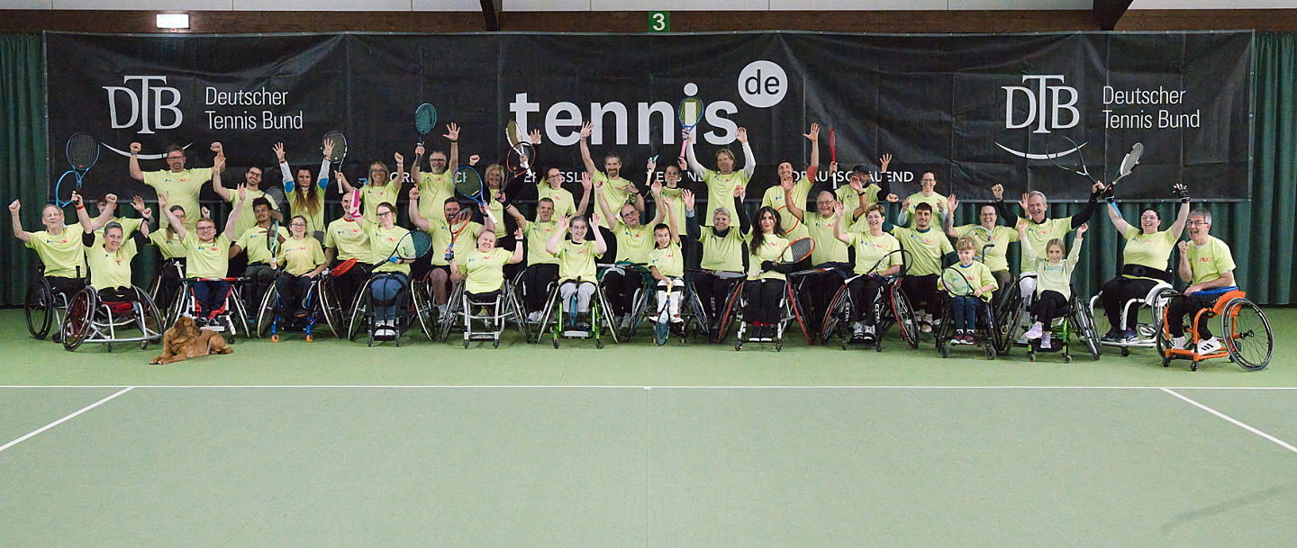 Über 25 Spieler:innen und Coaches trafen sich Ende November 2025 zum 5. Rollstuhltennis-Workshop beim RTHC Bayer-Leverkusen