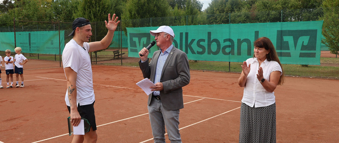 Niklas Schell verabschiedet sich bei der Siegerehrung von den Handorf Open