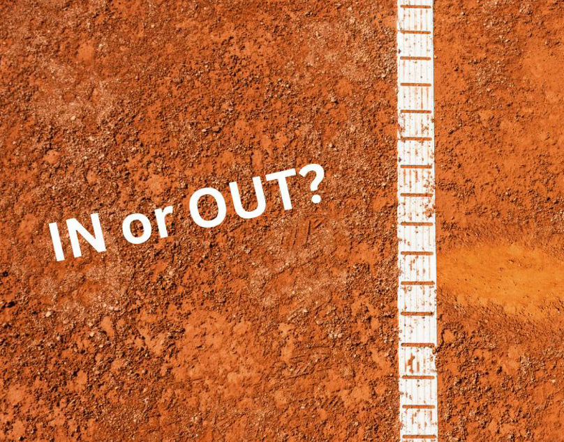 Ballabdruck im Tennis, nahe der Linie, rechts im Bild eine Schiedsrichterhand, die Anzeigt "in"