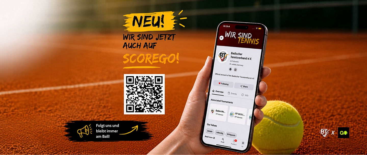 ScoreGo-Handy vor Tennisplatz