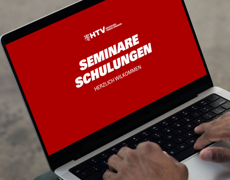 Laptop mit dem Titelbild "Seminare, Schulungen"