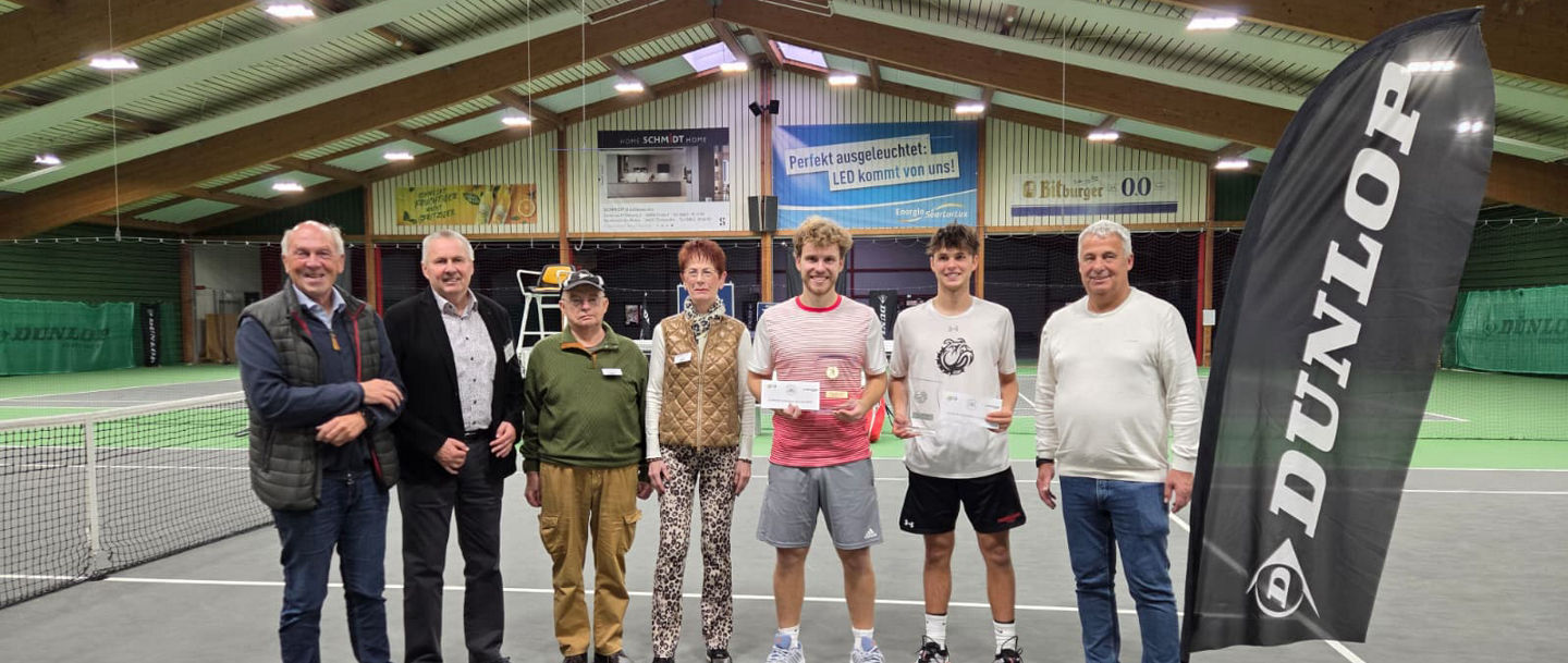 Die beiden Finalisten, sowie Präsident und Turnierteam des STB in einer Reihe bei der Siegerehrung