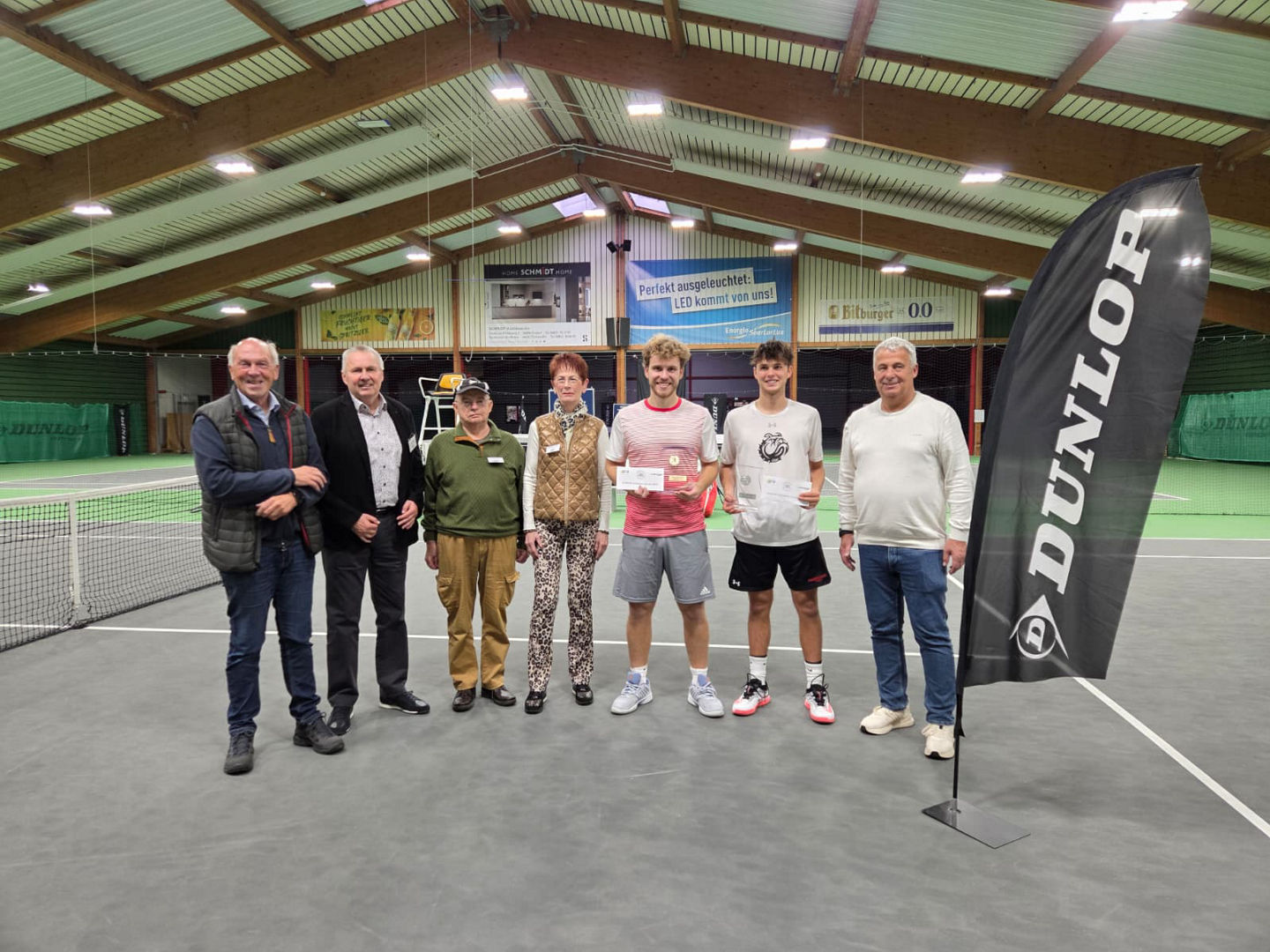 Die beiden Finalisten, sowie Präsident und Turnierteam des STB in einer Reihe bei der Siegerehrung