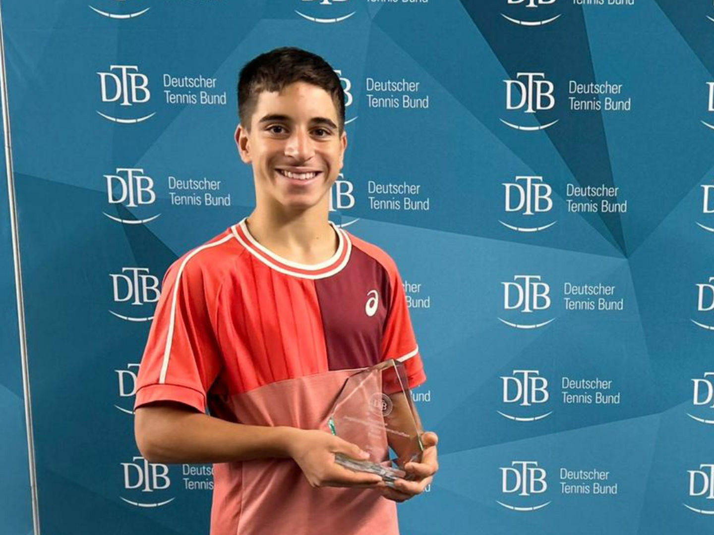 Lucas Herrera Sanchez holt sich den Deutschen Meister Titel U14 im Einzel und Luys Calin siegt im Doppel mit Louis Golz