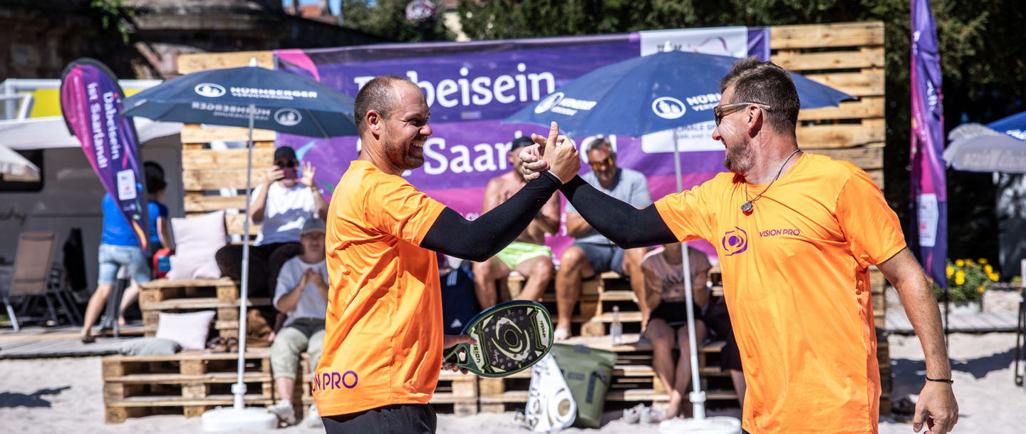 Beachtennis-Spieler klatschen sich ab