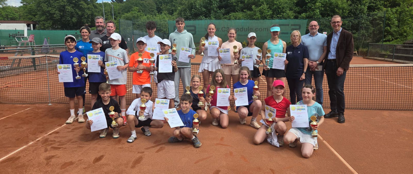 Sieger:innen der Saarlandmeisterschaften 2026 aufgestellt zum Gruppenfoto vor dem Netz auf dem Tennisplatz