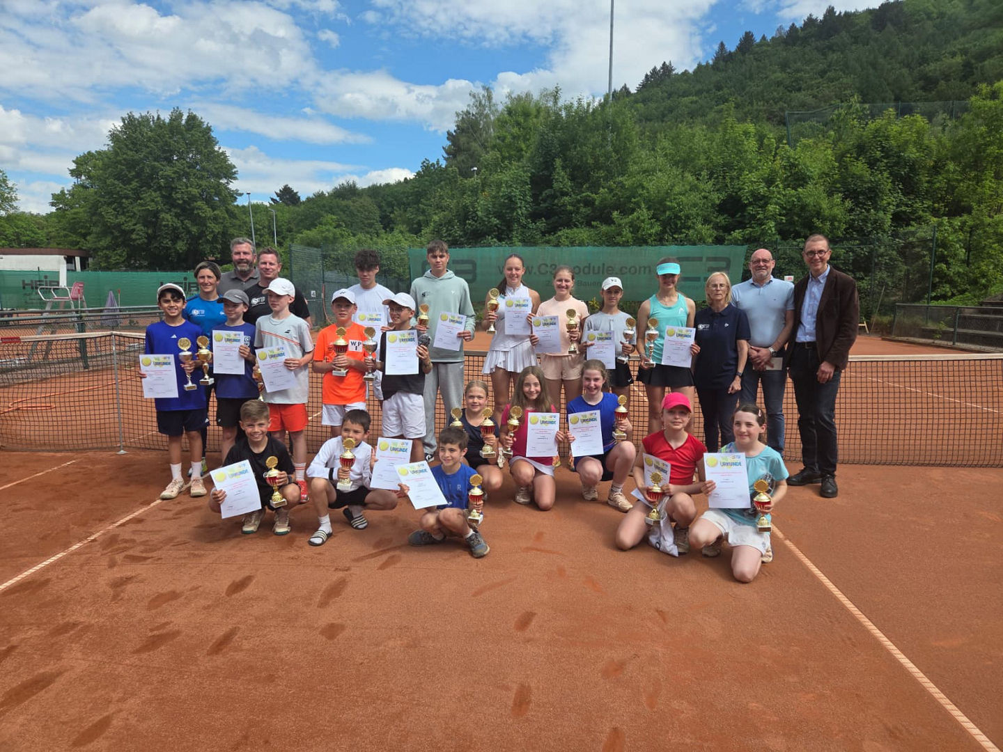 Sieger:innen der Saarlandmeisterschaften 2026 aufgestellt zum Gruppenfoto vor dem Netz auf dem Tennisplatz
