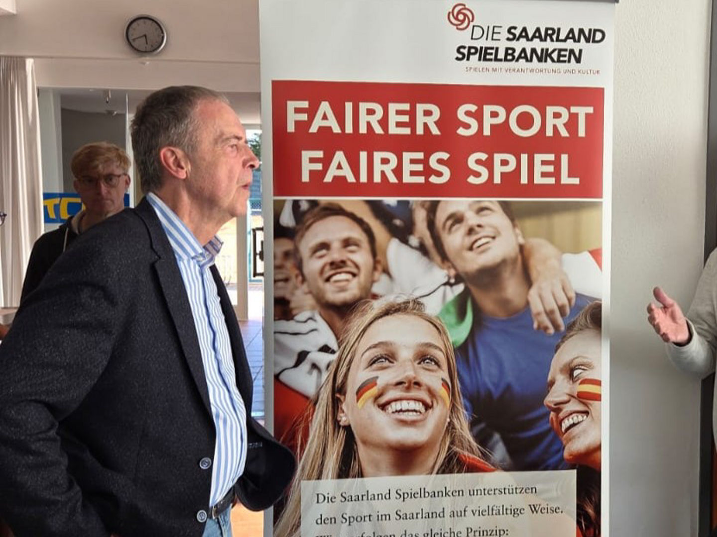 Siegerehrung mit dem Präsidenten des STB und Harald Bruch von den Saarland Spielbanken vor einem Plakat. Aufschrift: Fairer Sport, faires Spiel