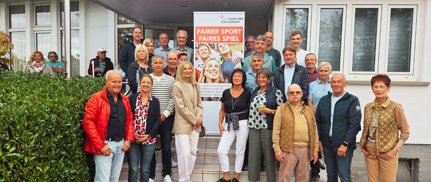 Teilnehmende des Spielbanken-Masters auf der Treppe des Clubheims TC Rotenbühl zum Siegerfoto aufgestellt