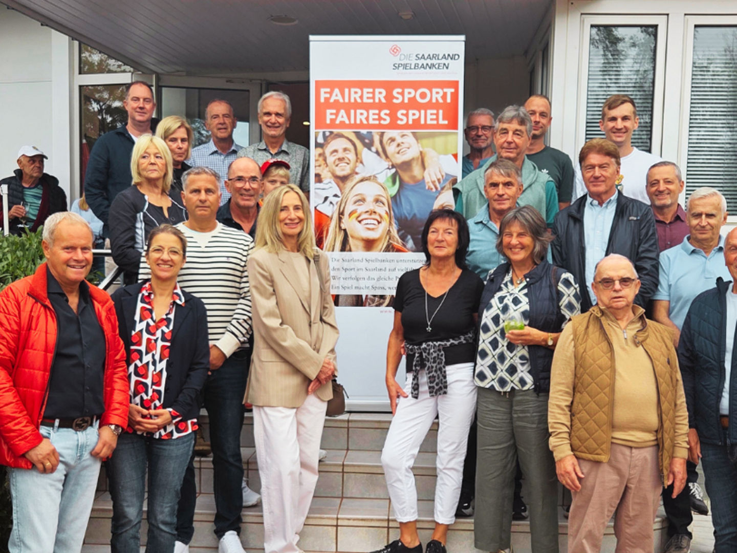 Teilnehmende des Spielbanken-Masters auf der Treppe des Clubheims TC Rotenbühl zum Siegerfoto aufgestellt