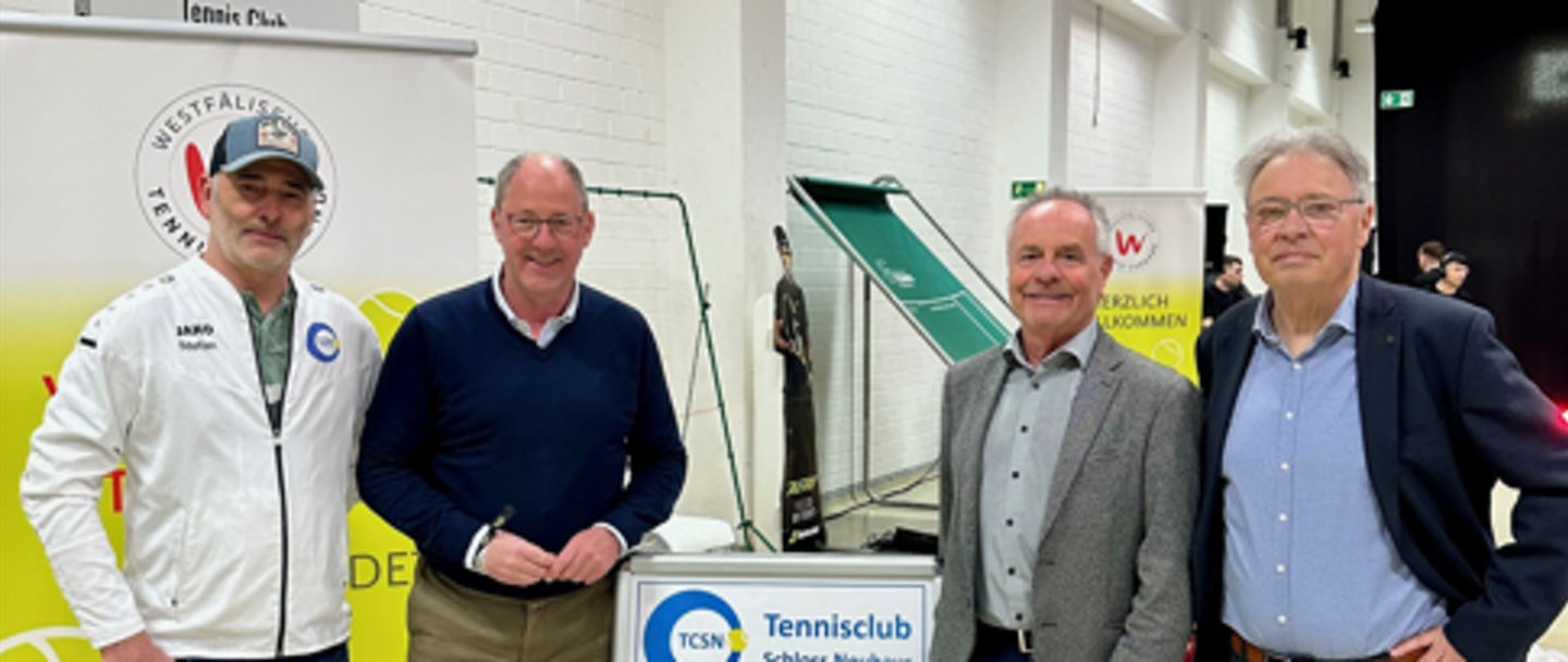 Stefan Niermann (TC Schloss-Neuhaus), Paderborns Bürgermeister Stefan-Oliver Strate, Diethelm Krause (Vizepräsident Landessportbund NRW), Elmar Schlüter (WTV-Ehrenmitglied)