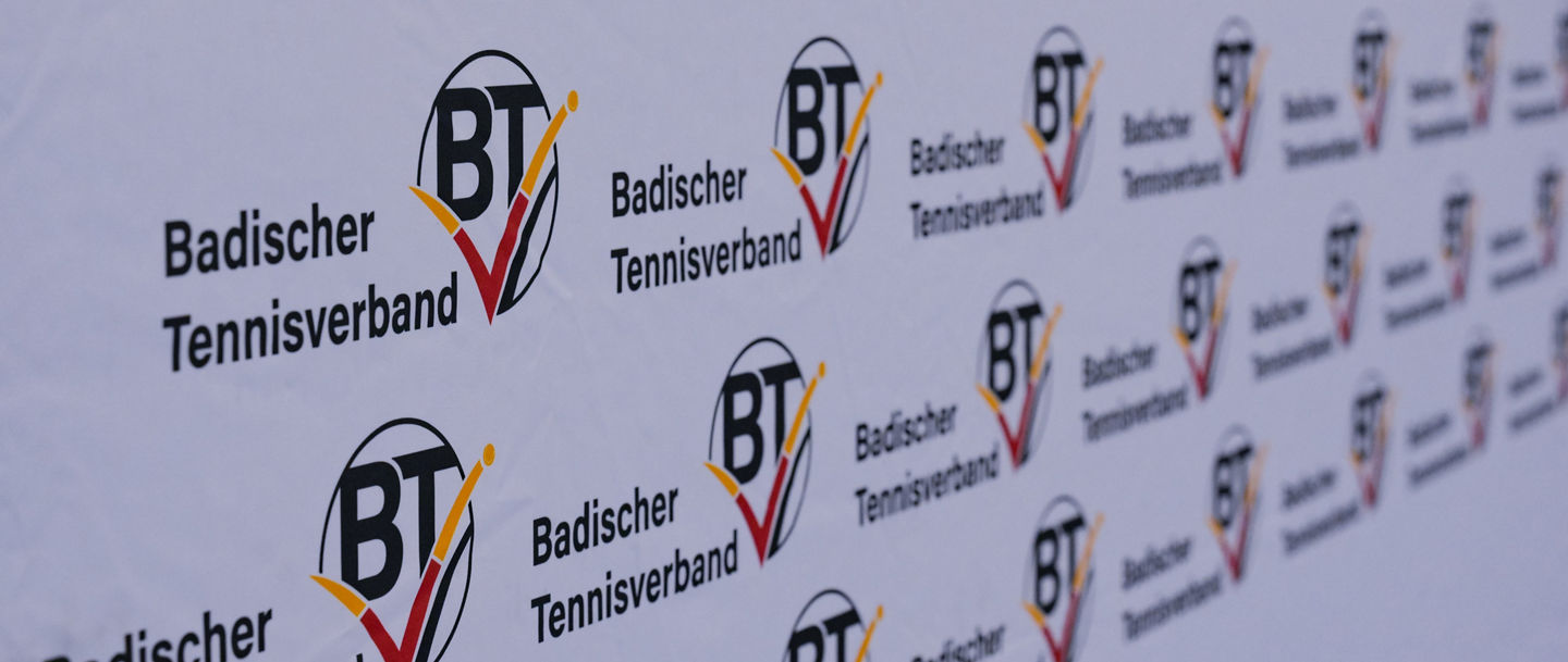 Mehrere BTV-Logos auf der Pressewand