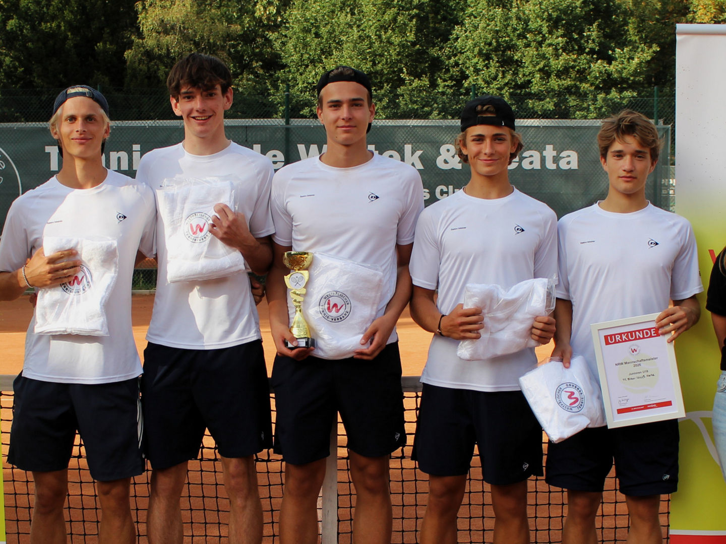 Die siegreiche Team des TC BW Halle mit Julius Seitz, Janek Schmidt, Jannik Sötebier, Mark Otto, Theo Liebich und WTV-Vizepräsidentin Nachwuchsleistungssport Nicolin Lücke