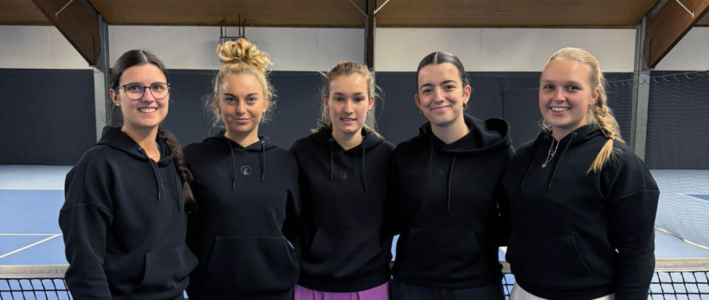 Ganz in Schwarz gewannen die Damen des TC Deuten 2 gegen den TC BW Halle..