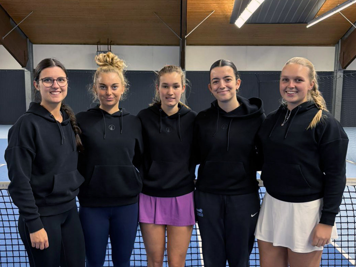 Ganz in Schwarz gewannen die Damen des TC Deuten 2 gegen den TC BW Halle..