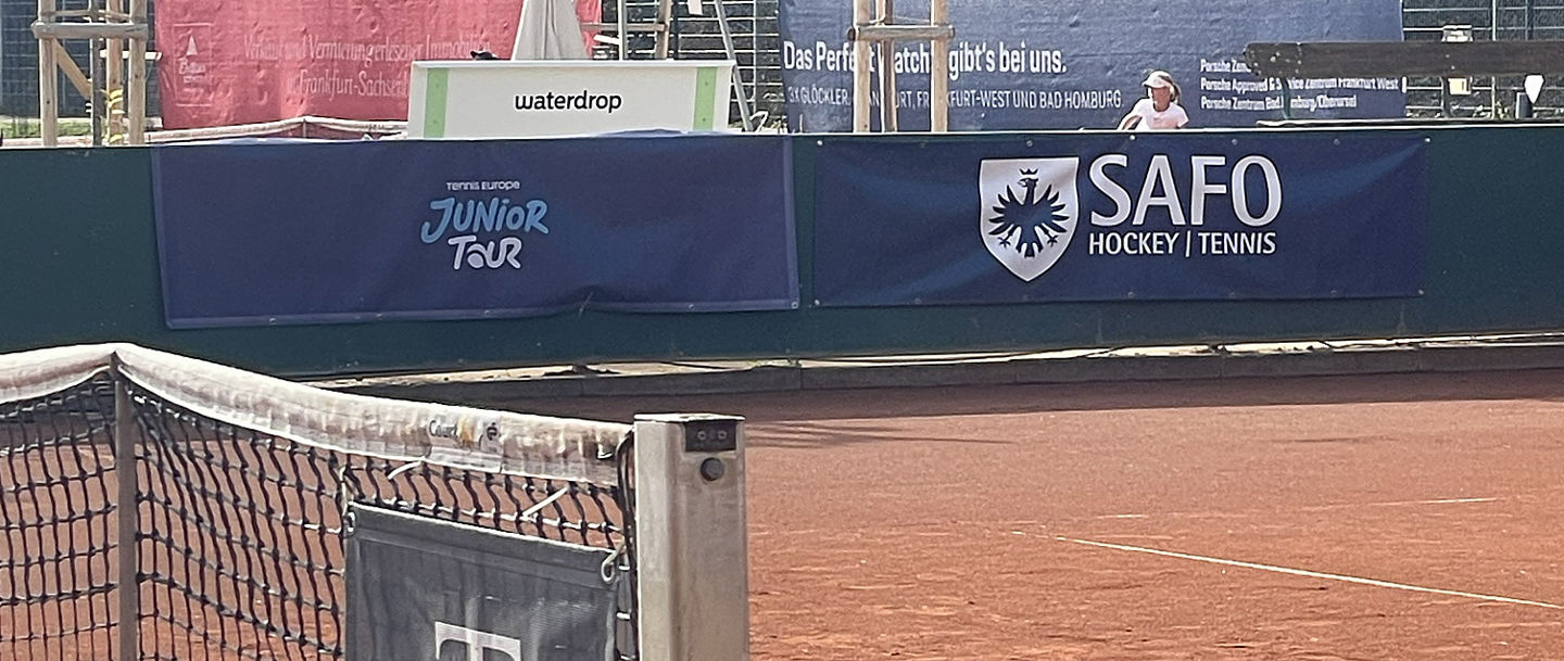 Platzansicht SaFo mit Blick auf Tennis Europe Banner