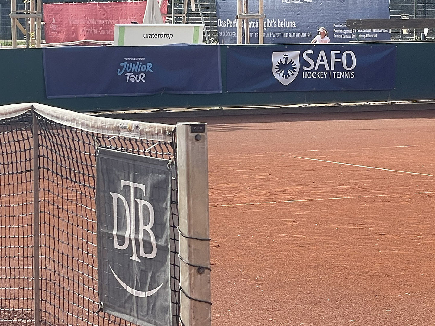 Platzansicht SaFo mit Blick auf Tennis Europe Banner