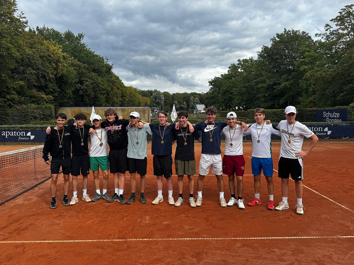 Arm in Arm: Die A-Junioren des DTV Hannover (Platz 1) und des TV Berenbostel (Platz 2).