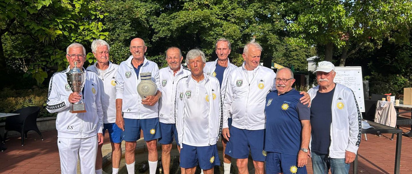 Siegerehrung für den TVE: Mannschaftsführer Erhard Schiffner, Klaus Kuhlmey, Peter Vaarties, Jairo Velasco Ramirez, Prof. Dr. Bernd Martin, Bernd Ganther, Alexander Cernoch, Physio Roland Schlehahn, Edelfan August Lindheim 