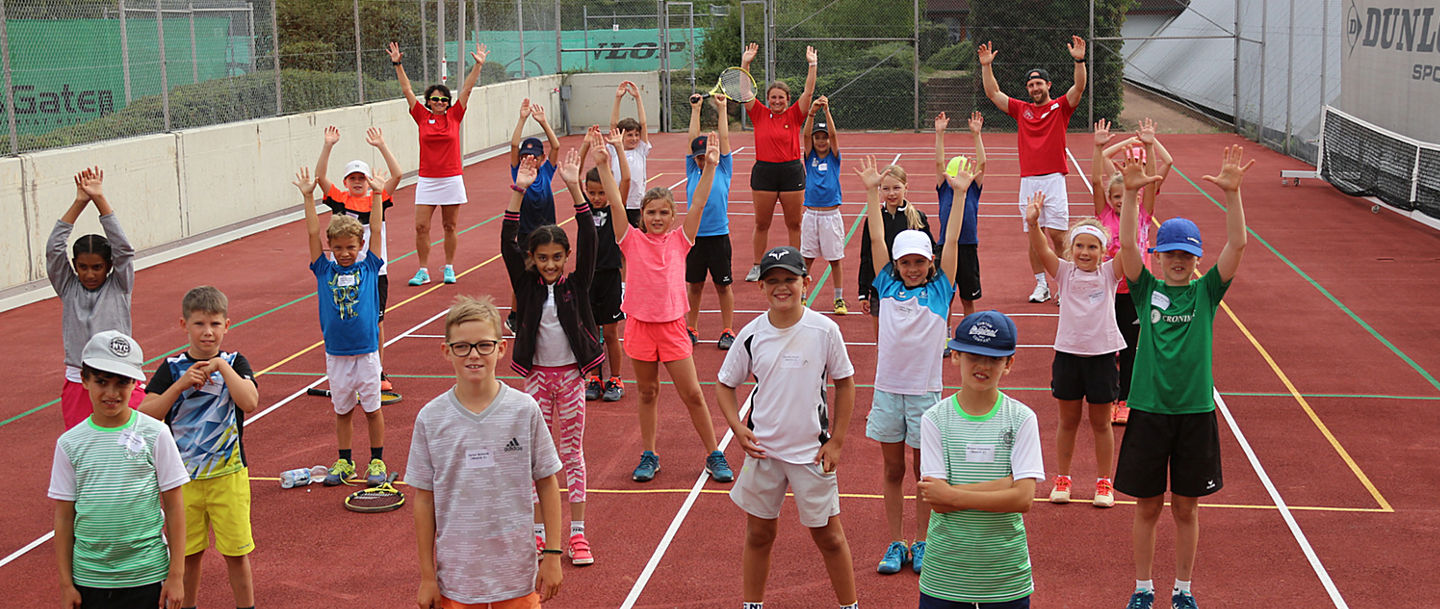 Gruppe von Kindern, die alle jubeln