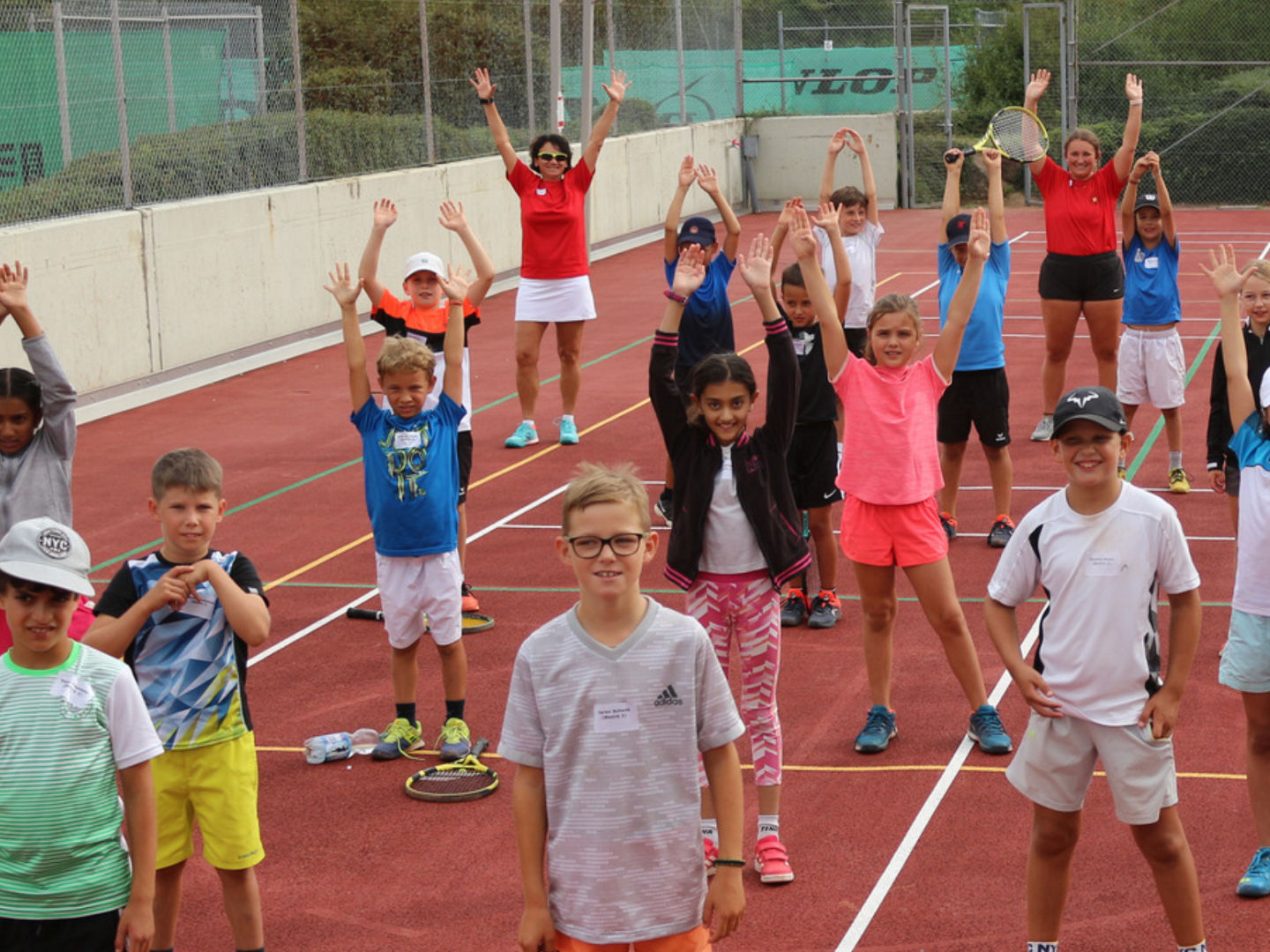 Gruppe von Kindern, die alle jubeln