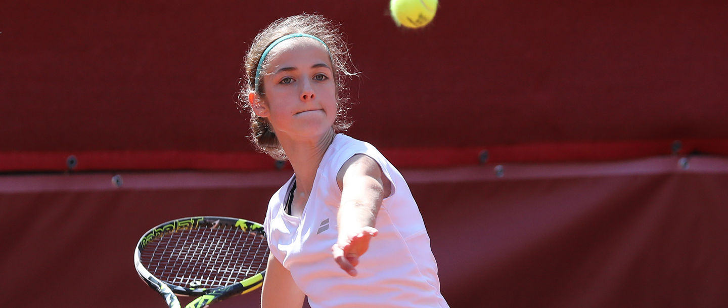 Fokussierte Tennisspielerin