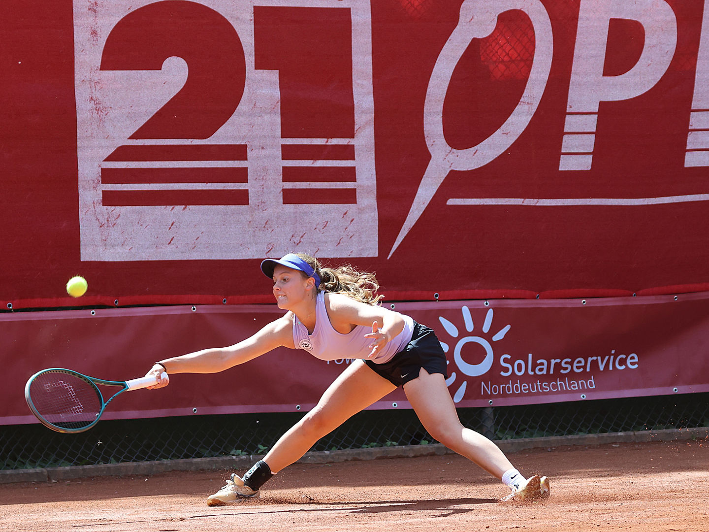 Starke Form, klare Ziele: Emily Eigelsbach schlägt bei den RADIO 21 Open powered by Solarservice Norddeutschland auf.