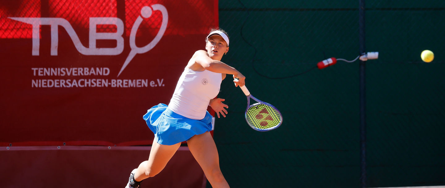 Eva Bennemann steht im Finale der RADIO 21 Open powered by Solarservice Norddeutschland. 