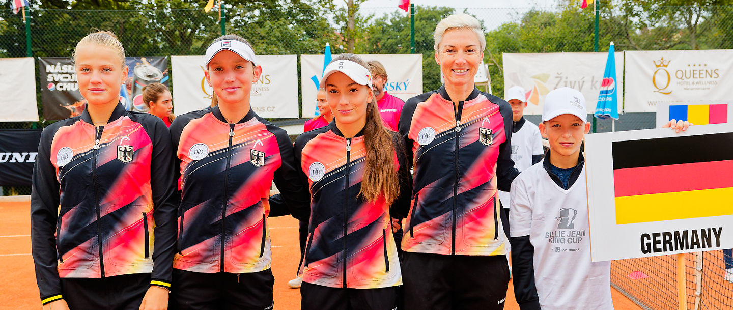 Mariella Thamm, Sonja Zhenikhova und Julia Stusek mit Bundestrainerin Jasmin Wöhr (v.l.n.r.) 