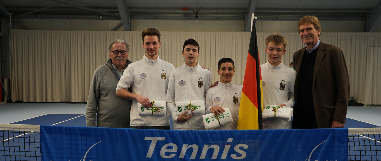 Das DTB-Team (Coach Robin Möller, Yanis Regragui, Lucas Herrera und Daniel Czarnecki) mit TVM-Jugendwart und Turnierdirektor Kuno Stirnberg (l.) und DTB-Präsident Dietloff von Arnim (r.)