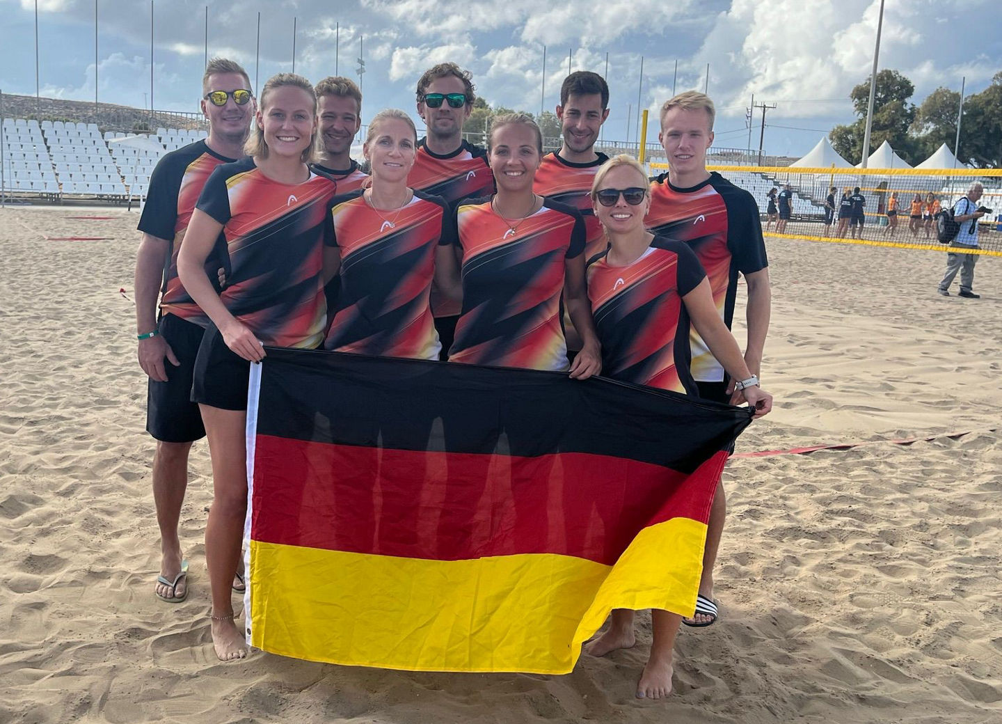 Beach Tennis Nationalteam, vorne v.l nach rechts. Christin Nimtz; Maraike Biglmaier; Magarete Pelster; Sarah Bolsmann - hintere Reihe von links nach rechts Alex Bailer (Bundestrainer); Tobias Notter; Hauke Große – Holthaus; Oliver Wagner; Julian Ahrens