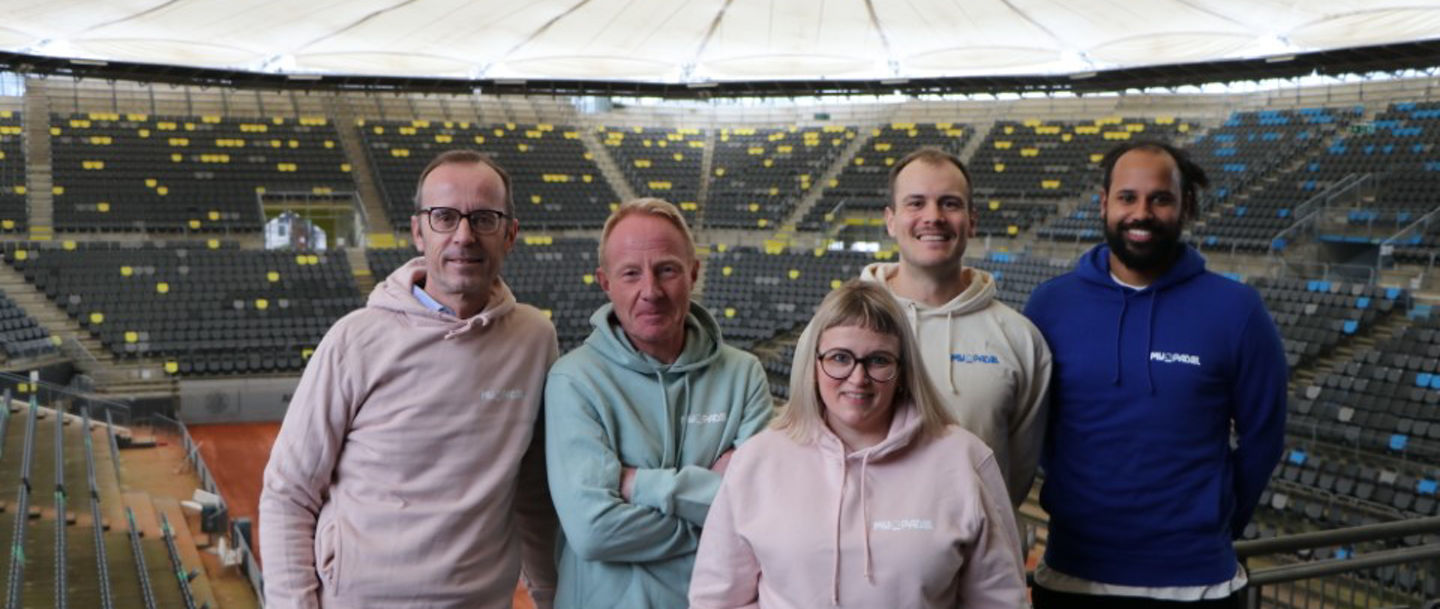Gruppe vor einem Stadion
