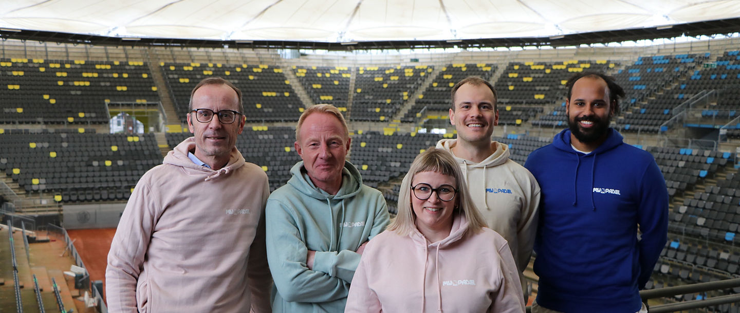 Gruppe vor einem Stadion