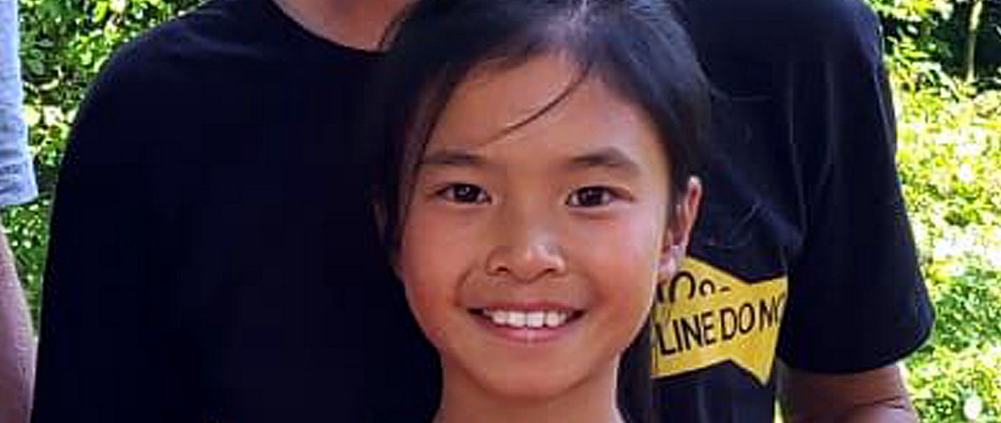 Tina Nguyen freut sich mit ihrem Vater über den zweiten Platz
