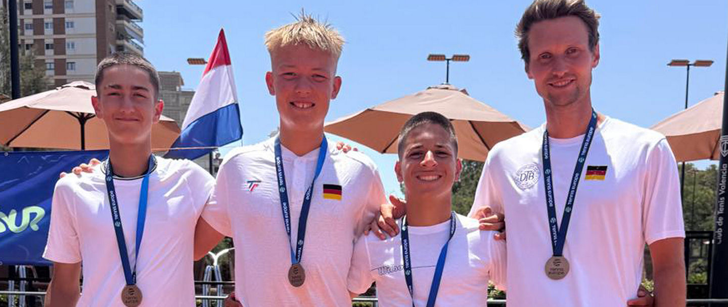 Das erfolgreiche DTB-Team: Luys Calin (von links), Daniel Czernacki und Lucas Ariel Herreras Sanchez sowie TNB-Landestrainer Robin Möller als Teamkapitän