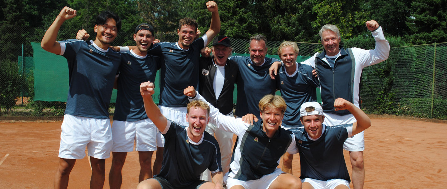 Das Teams des Tennispark Bärchen Versmold bejubelt den Aufstieg in die Regionalliga.