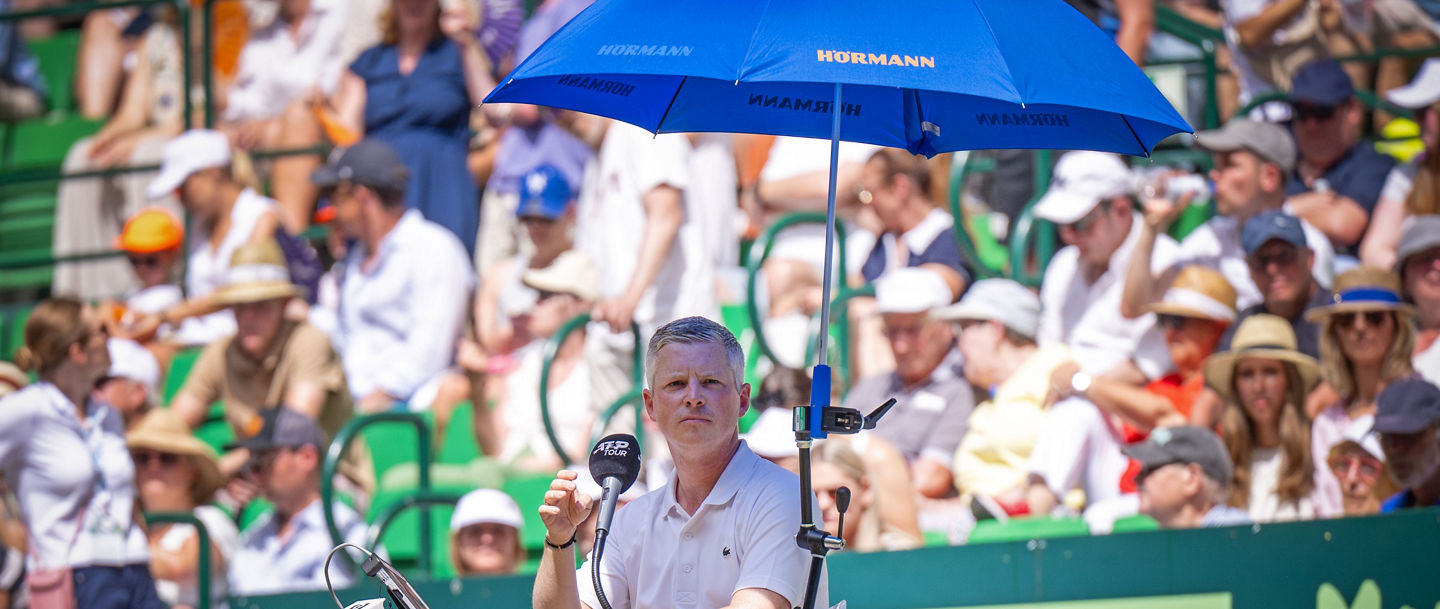 Ein Traum geht in Erfüllung: Timo Janzen ist in Halle aufgewachsen und zur Schule gegangen. Am Sonntag durfte er als Schiedsrichter das Finale der TERRA WORTMANN OPEN leiten 