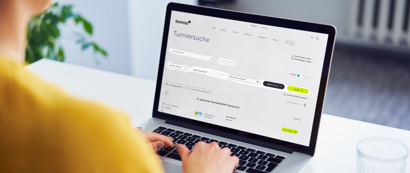 Blick über die Schulter einer Frau, die vor dem Laptop sitzt und dort gerade die tennis.de Turniersuche geöffnet hat