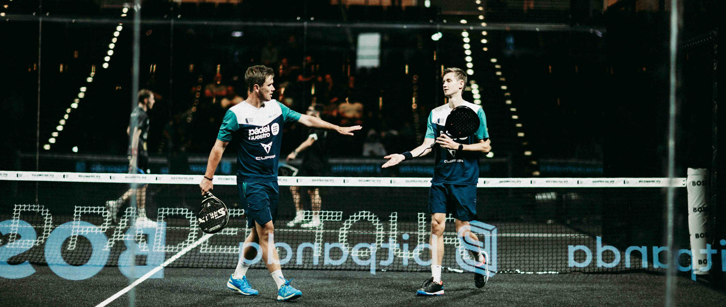 Bei den German Padel Open in Düsseldorf schlagen sich Matthias Wunner und Johannes Lindmeyer auf dem Court ab. 