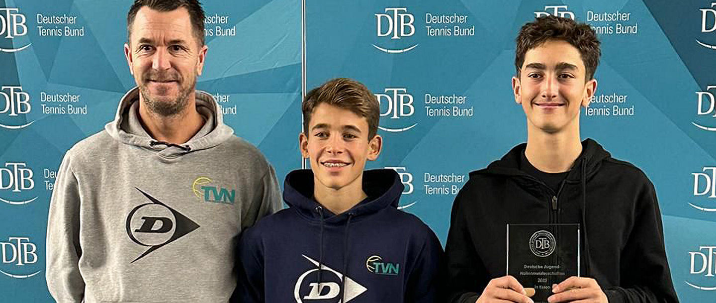 Siegerenhrung der U14-Doppelkonkurrenz: Luys Calin (von rechts) und Louis Golz mit TVN-Verbandstrainer Thorsten Wolff
