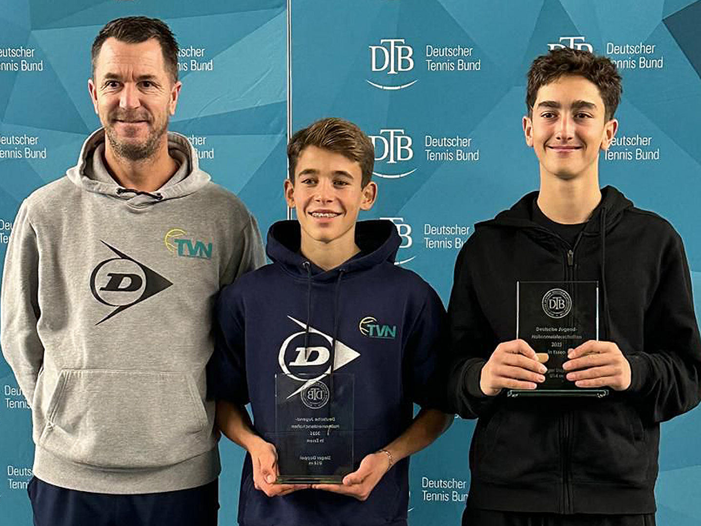 Siegerenhrung der U14-Doppelkonkurrenz: Luys Calin (von rechts) und Louis Golz mit TVN-Verbandstrainer Thorsten Wolff