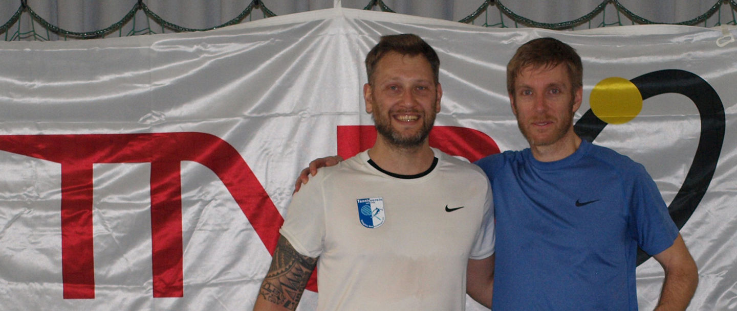 John Patrick Geffeke (links) gewinnt  das Herren 40-Endspiel gegen Jan Hendrik Hedder.    