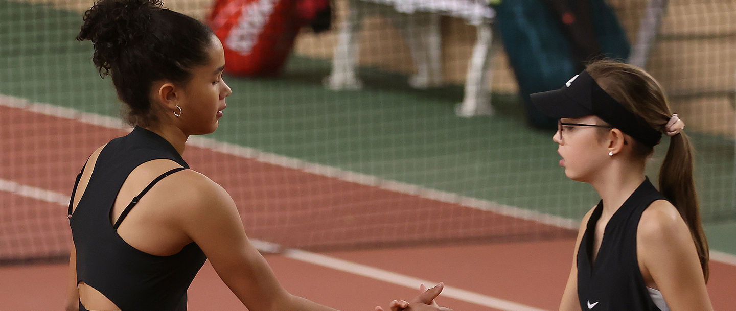 Lia Merkhoffer (links) und Leni Marie Engel dominierten die U12-Konkurrenz und holten sich den Titel