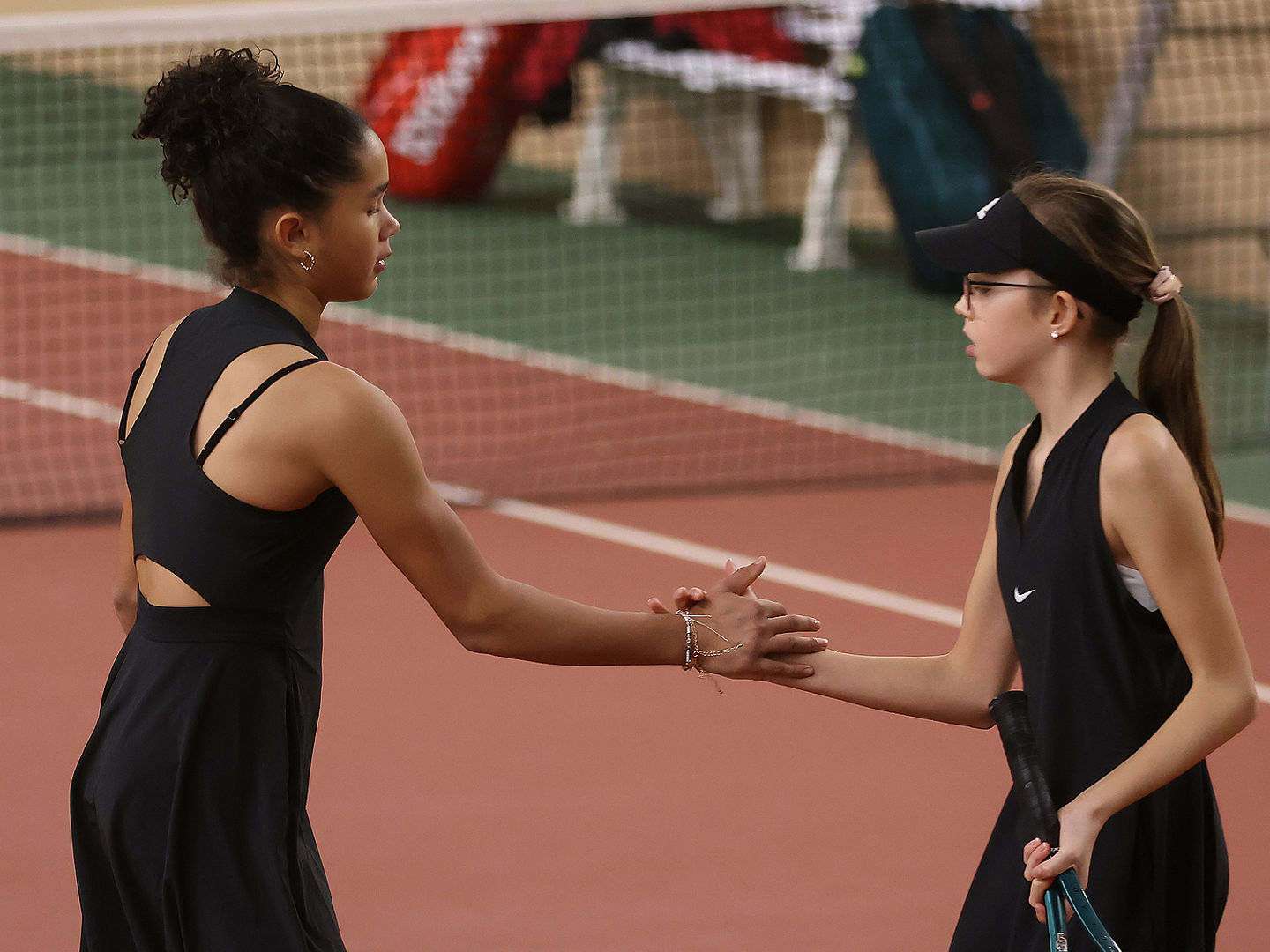 Lia Merkhoffer (links) und Leni Marie Engel dominierten die U12-Konkurrenz und holten sich den Titel