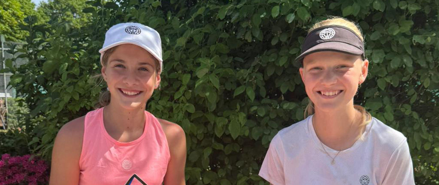 Charlotta Sturdy (rechts) und Paula Kerosevic holten sich den Titel in der U12-Doppelkonkurrenz.. Foto: TNB 