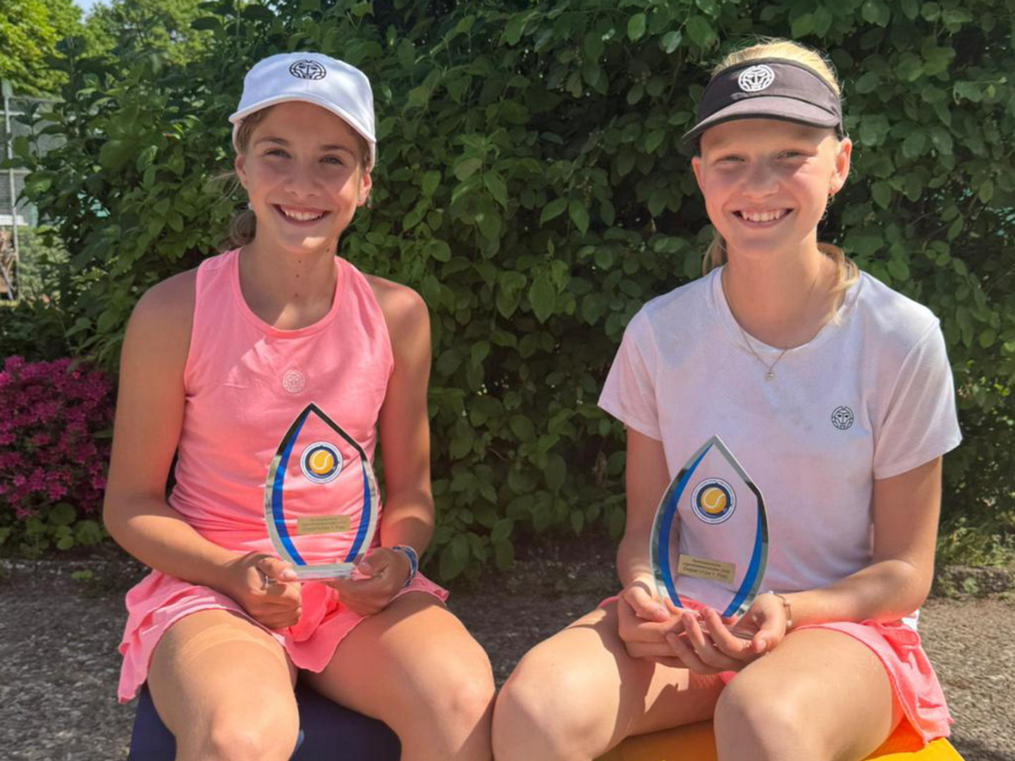Charlotta Sturdy (rechts) und Paula Kerosevic holten sich den Titel in der U12-Doppelkonkurrenz.. Foto: TNB 