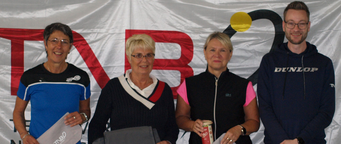 Claudia Holland (von links), Cornelia Meyer und Petra Lienkamp-Stephan mit Oberschiedsrichter Daniel Lange.   