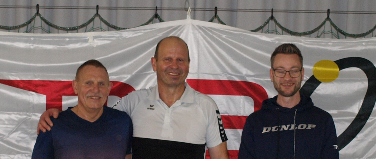 Jürgen Popitz (links) und Lutz Lucht mit Oberschiedsrichter Daniel Lange. 