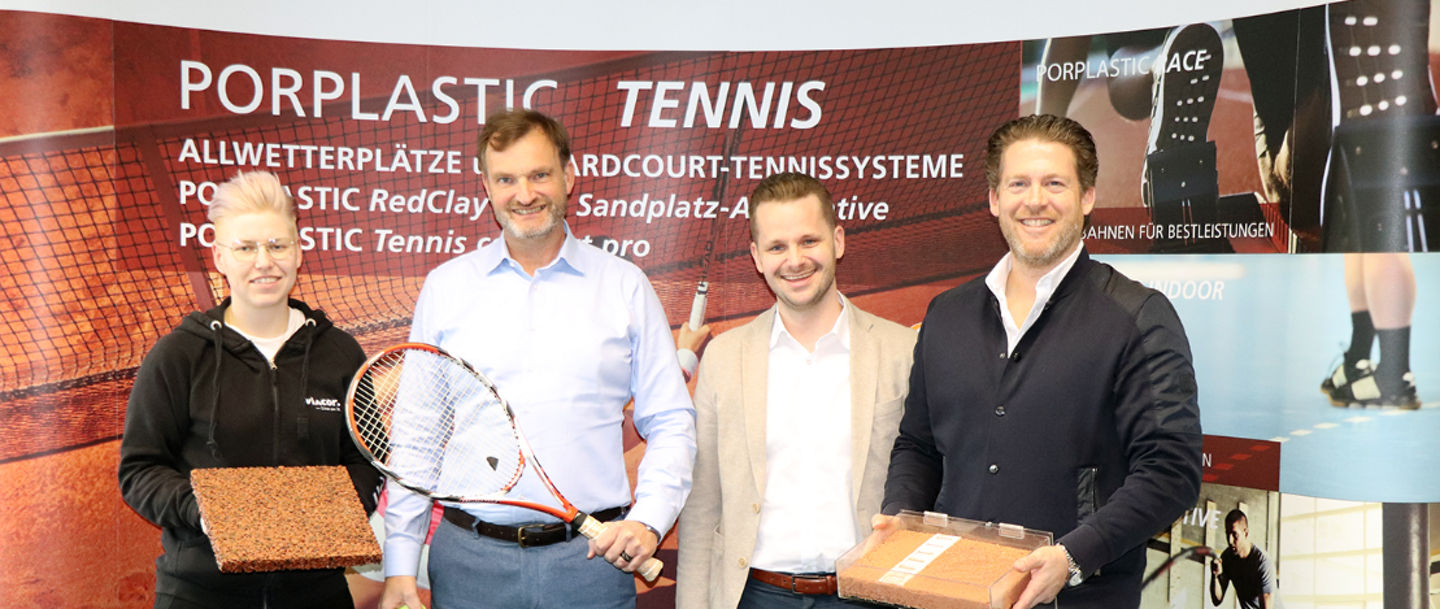 VIACOR wird Projektpartner des Deutschen Tennis Bundes. (v.l.n.r.: Meike Ulrich (Business Unit Manager Porplastic), Riki Rosson (CEO Viacor), Michael Nüssler (Head of Sales Viacor), Simon Papendorf (Geschäftsführer DTB-Wirtschaftstöchter)).