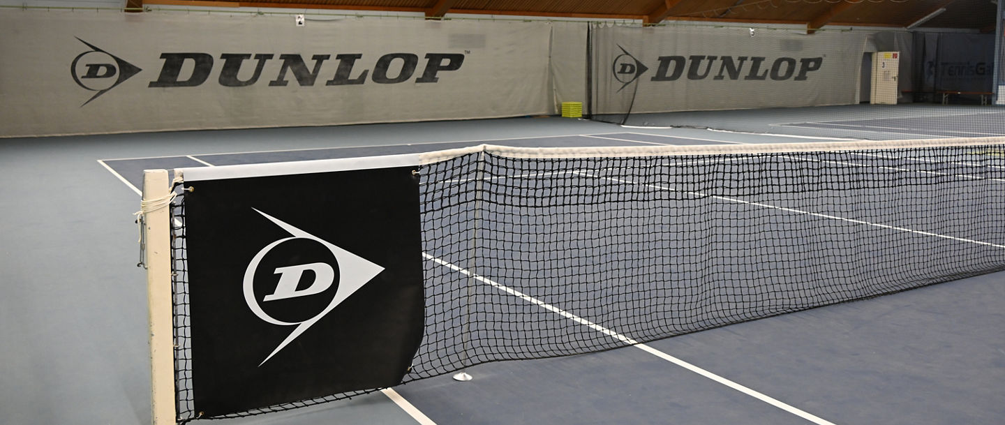 Dunlop-Banner in der Tennishalle des LLZ Leimen